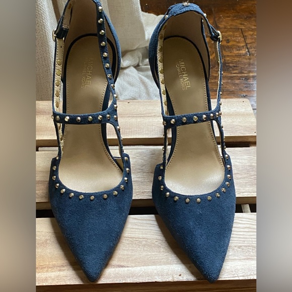 Beautiful NWOT Micheal Kors Navy Blue Suede Heels - Size 7 - Picture 3 of 14